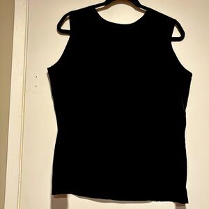 Black blouse pleated front sleeveless. Button closure.